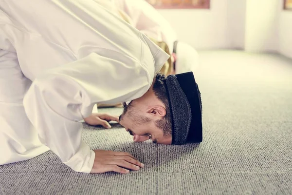 Muslim Orang Berdoa Dalam Postur Sujud — Stok Foto