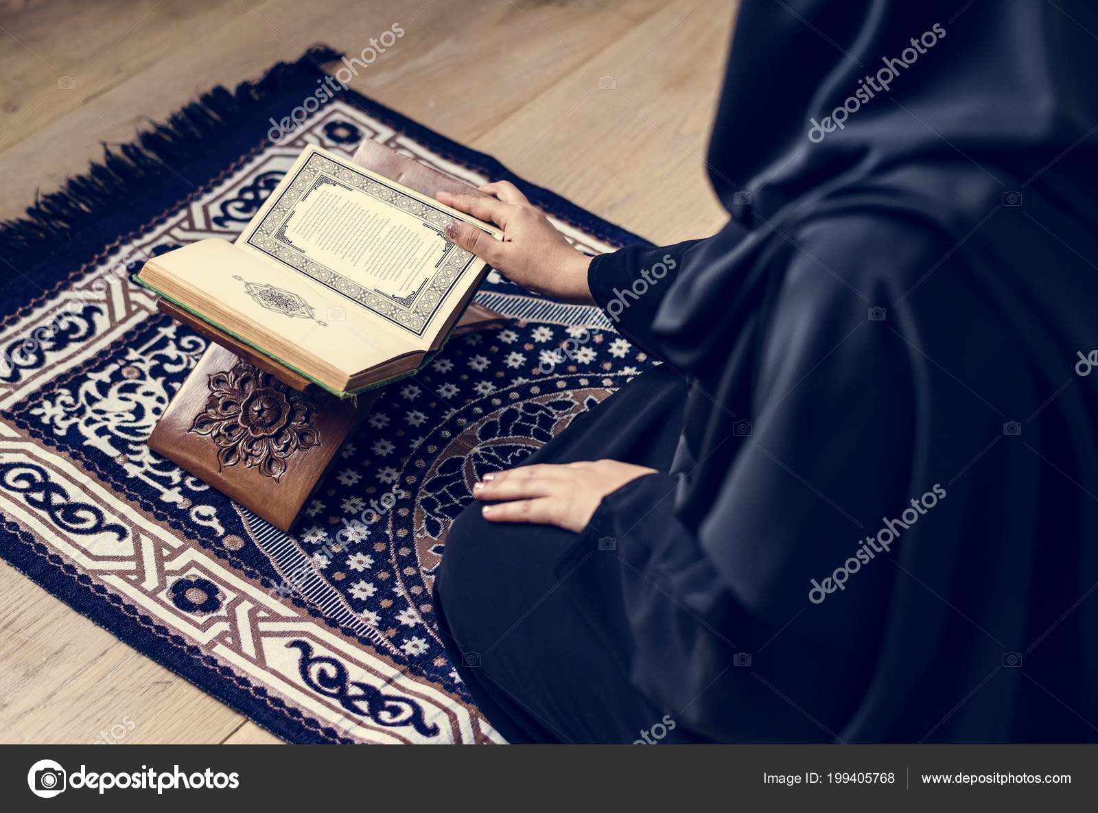 women hold quran