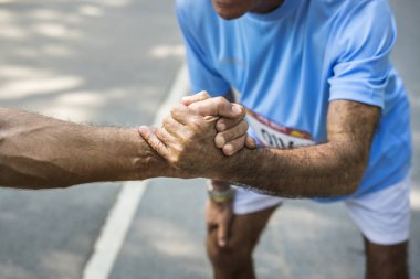 Şeytan için yardım elini veren Runner kısmi görünümü 