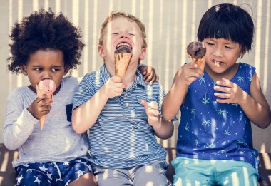 Dondurma ile zevk çocuk