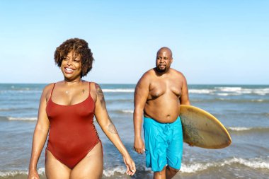 Güzel bir plaj, sörfçü