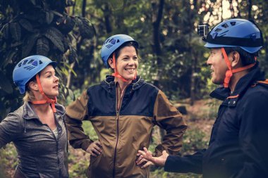 Farklı arkadaş birlikte ormanda yürüyüş