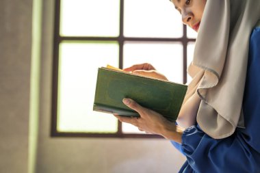 Müslüman kadının Kur'an okuma