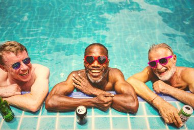 Youtful yüzme havuzu tarafından hareket serin yaşlılar