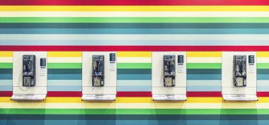 Telefon kulübeleri renkli duvar