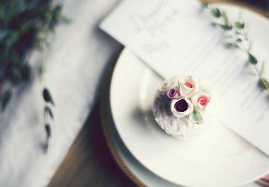 Resepsiyon Tablo ayarı plaka menü ile düğün