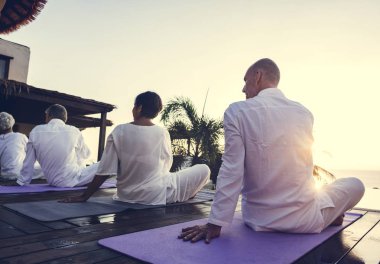 Grup pratik yoga havuzun yanında yaşlılar