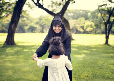 Parkta Müslüman aile 