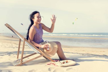 Kumsalda dinlenen kız.