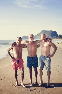 Yaz aylarında plaj keyfi kıdemli arkadaşlar