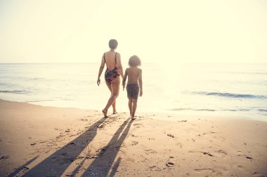 Anne ve oğul birlikte vakit