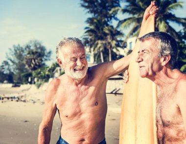 Güzel bir plaj, sörfçü