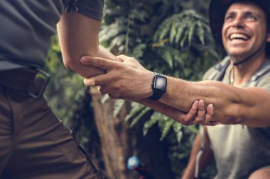 yardım elini veren adam