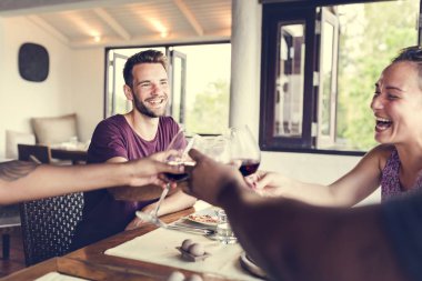 Bir restoranda kutlama arkadaş grubu