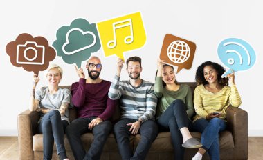 Sosyal Medya Icons holding neşeli insanlar