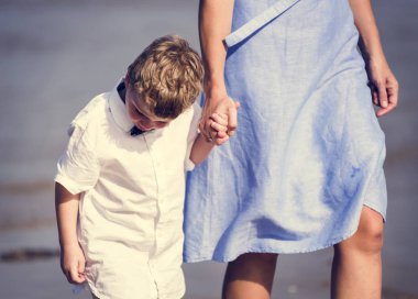 Anne ve oğlu kumsalda yürüyüş