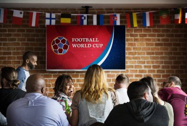 Futbol bir spor barında seyreden