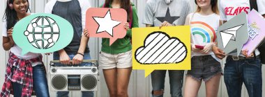 Sosyal Medya Icons ve müzik boombox, kırpılmış görüntü tutan gençler