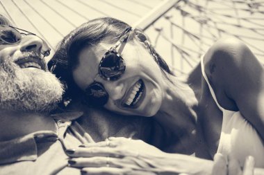 Birlikte bir hamakta dinlenme çift