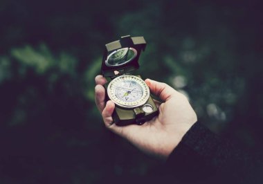 resim vintage pusula tutan insan eli kırpılmış