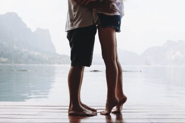 Gezgin çift romantik bir an yaşıyor.