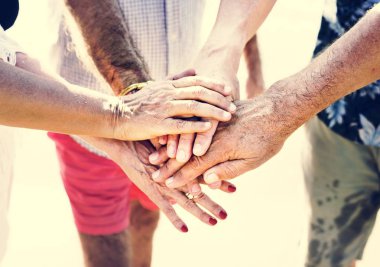 Üst düzey insanlar el ele tutusun 