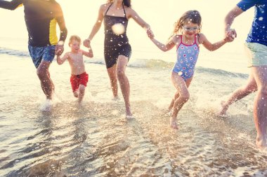 Kumsalda oynarken aile