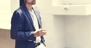 Komuta sizde bir alkollü içki