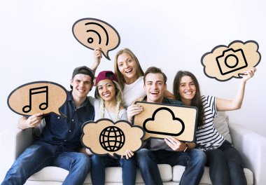 Genç arkadaş dışarı asılı bir kanepe