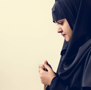 Tasbih içinde sayma izlemek için tesbih kullanan Müslüman kadın