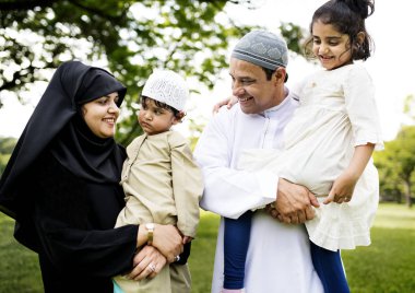 İyi zaman açık havada sahip Müslüman aile