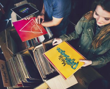 Gençlerin bir müzik dükkanı