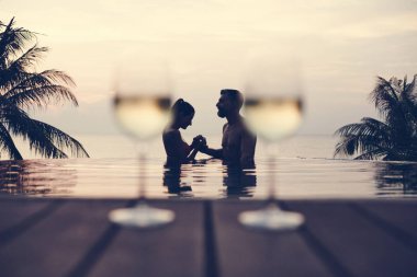 Romantik bir gün batımı zevk çift