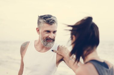 Sahilde uzanan Çift