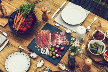 Yemek masası bahçede ayarla