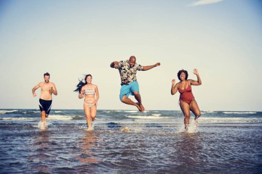 plajda eğlenmek arkadaşlar