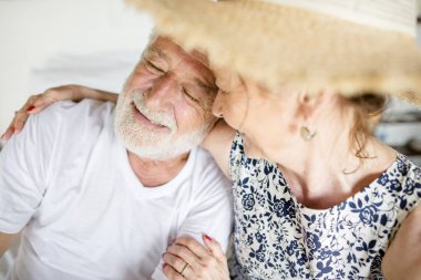Güzel Olgun çift romantik tatil