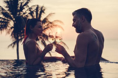 Romantik bir gün batımı zevk çift