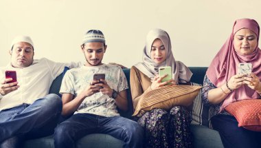 Müslüman arkadaşlarım telefonlarda sosyal ortam kullanırken