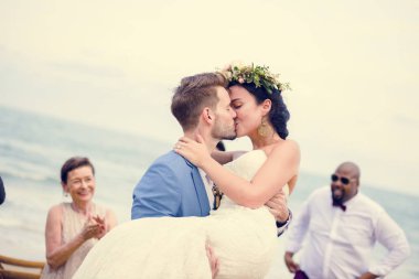 Beach düğün ceremnoy, neşeli yeni evliler