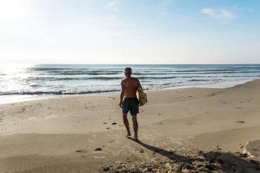 Güzel bir plaj, sörfçü