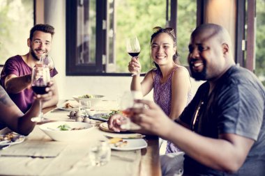 Bir restoranda kutlama arkadaş grubu