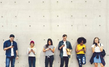 Asılı dışarı bir duvarın ardında gençler