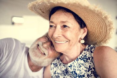 Güzel Olgun çift romantik tatil