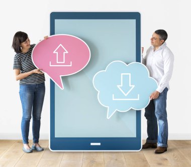 Konuşma balonları ve tablet tutan çift