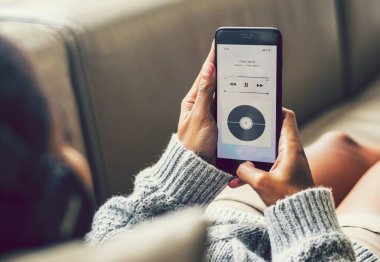 Telefon üzerinden müzik kadın