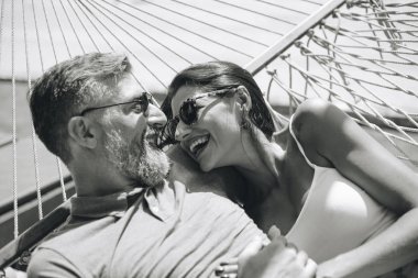 Birlikte bir hamakta dinlenme çift