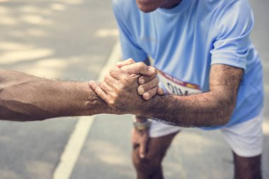 Şeytan için yardım elini veren Runner kısmi görünümü 