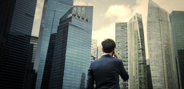 arkadan görünüşü işadamı telefonda konuşurken City 