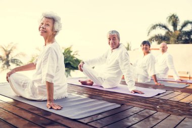 Grup pratik yoga yaşlılar